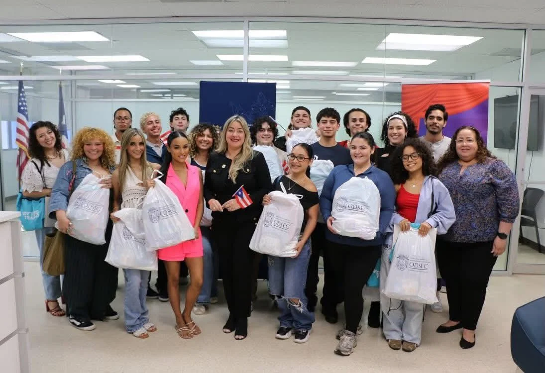 De comunidades vulnerables a Londres: 15 jóvenes despegan hacia el Royal Shakespeare Academy