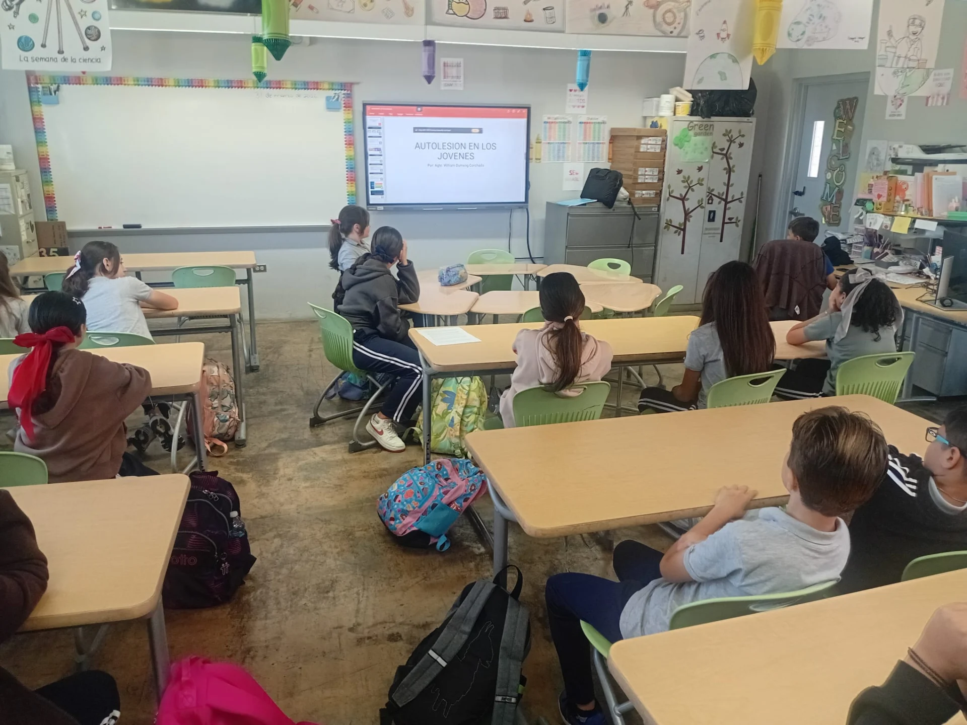 Policía promueve liderazgo estudiantil y prevención en escuelas de Mayagüez y Maricao