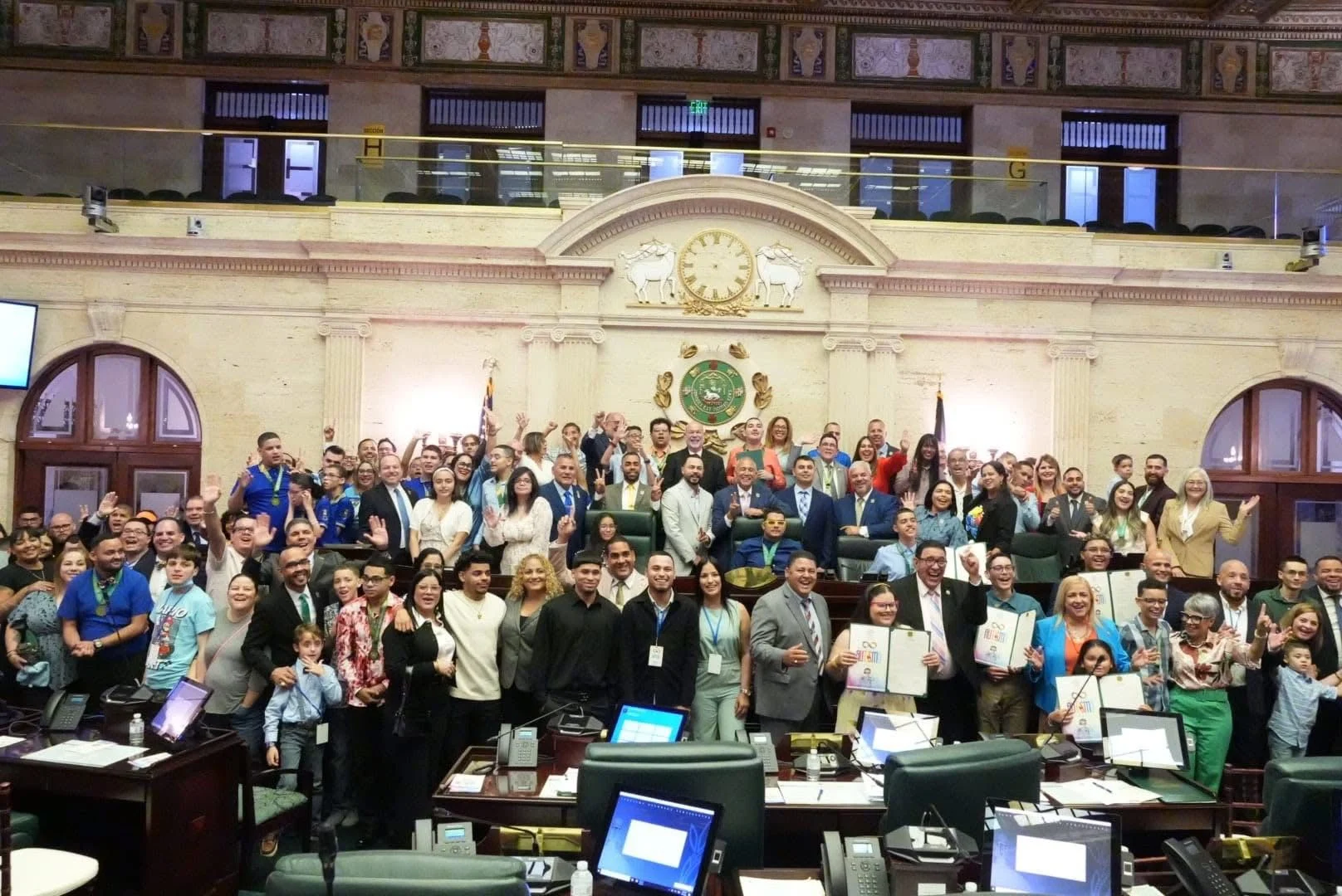 Capitolio celebra sesión especial por el autismo y reconoce historia inspiradora de superación