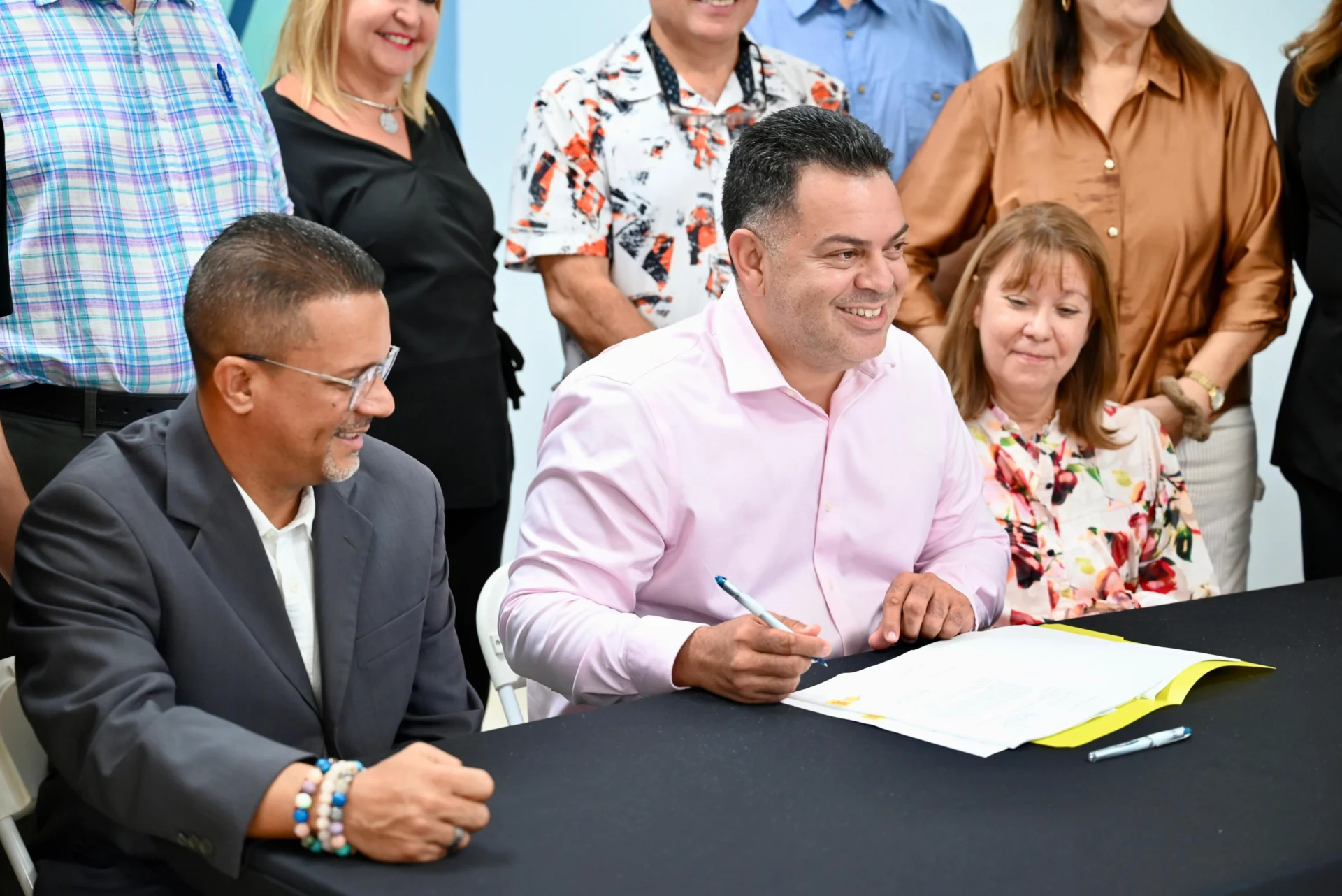 Alcalde de Mayagüez firma el Nuevo Código de Orden Público de Mayagüez tras aprobación unánime