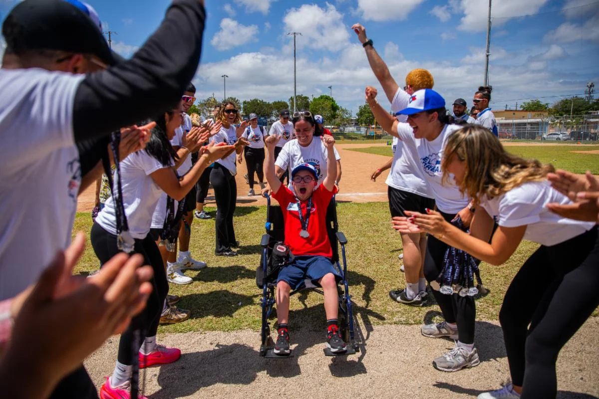 280 estudiantes participan en jornada de béisbol inclusivo en Bayamón liderada por Fundación La Mákina