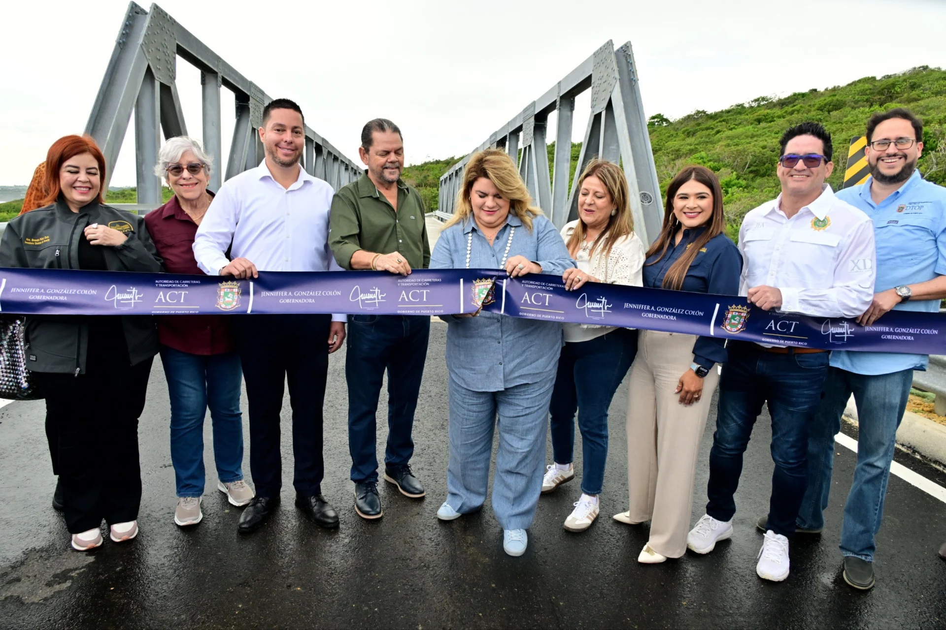 Gobernadora inaugura puente modular sobre histórico Puente Blanco en Quebradillas