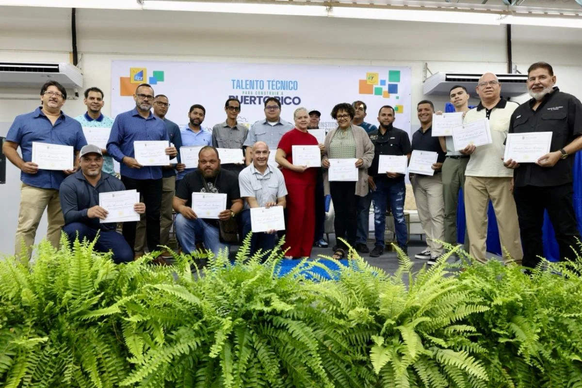 Educación entrega credenciales de construcción y plomerías a 70 adultos