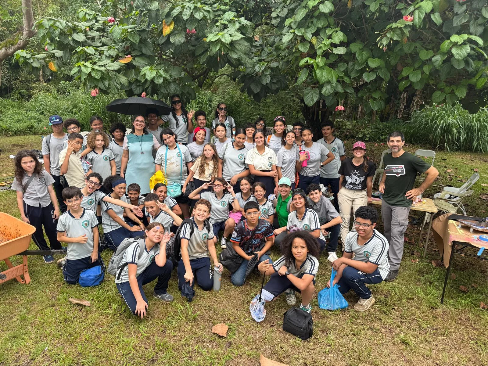 Niños siembran futuro en el Río Piedras con jardín de polinizadores