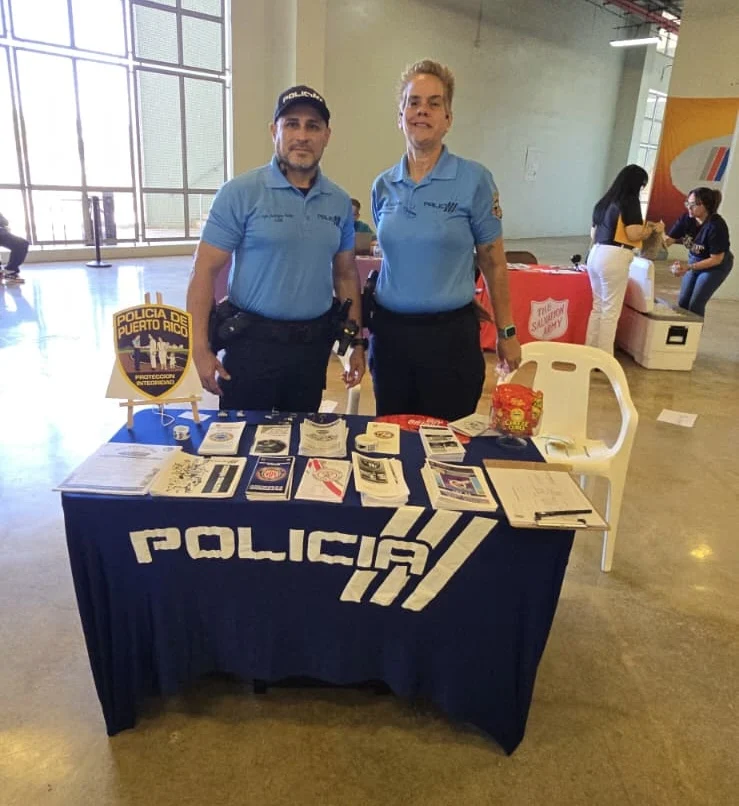Policías de Mayagüez orientan a la comunidad en feria de salud mental