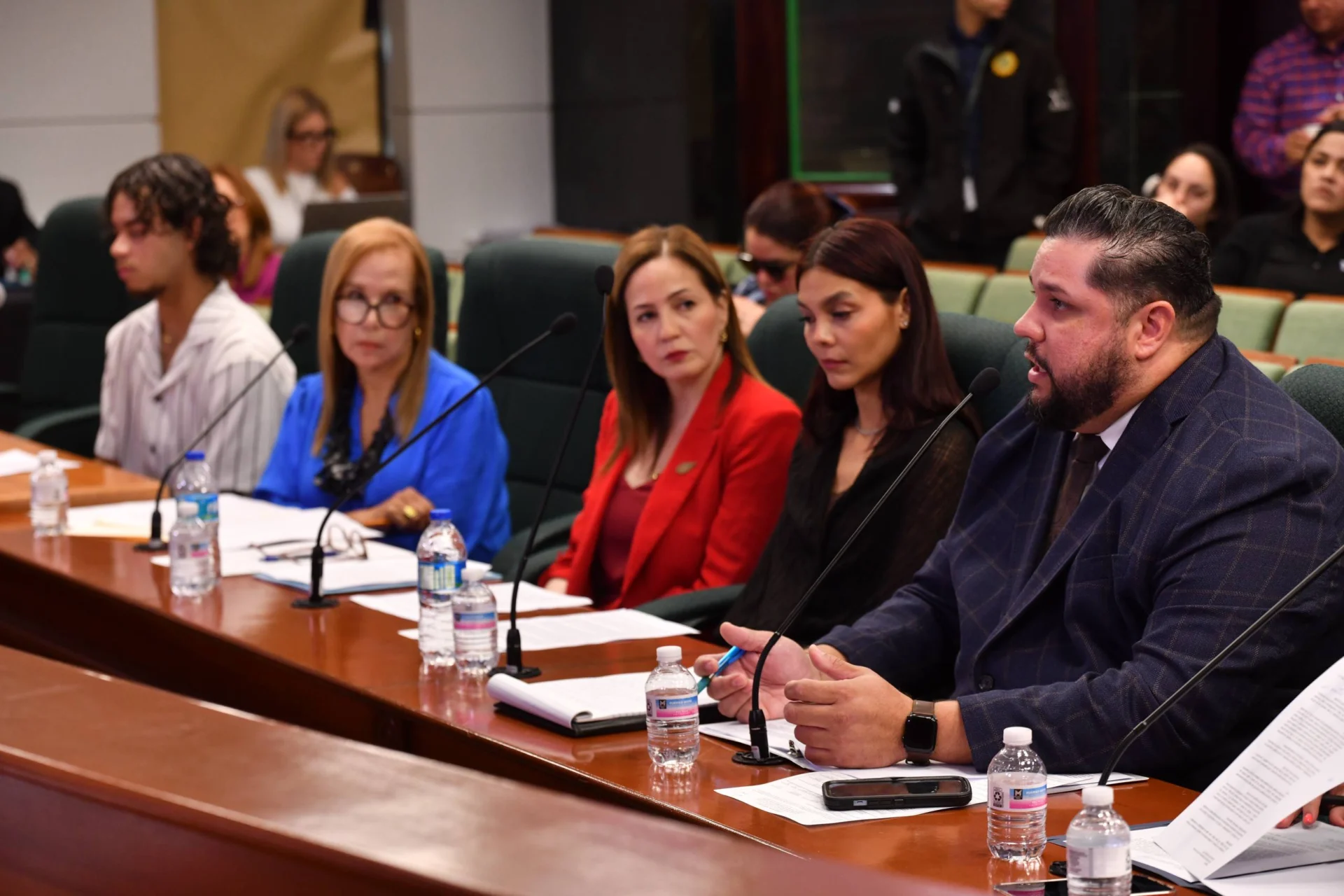 Padres menores de edad exigen independencia para inscribir a sus hijos en el  Registro Demográfico