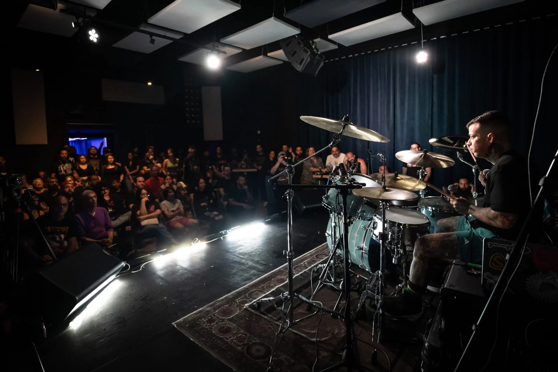 Josean Orta reúne a fanáticos del metal en taller previo a concierto en el Coliseo