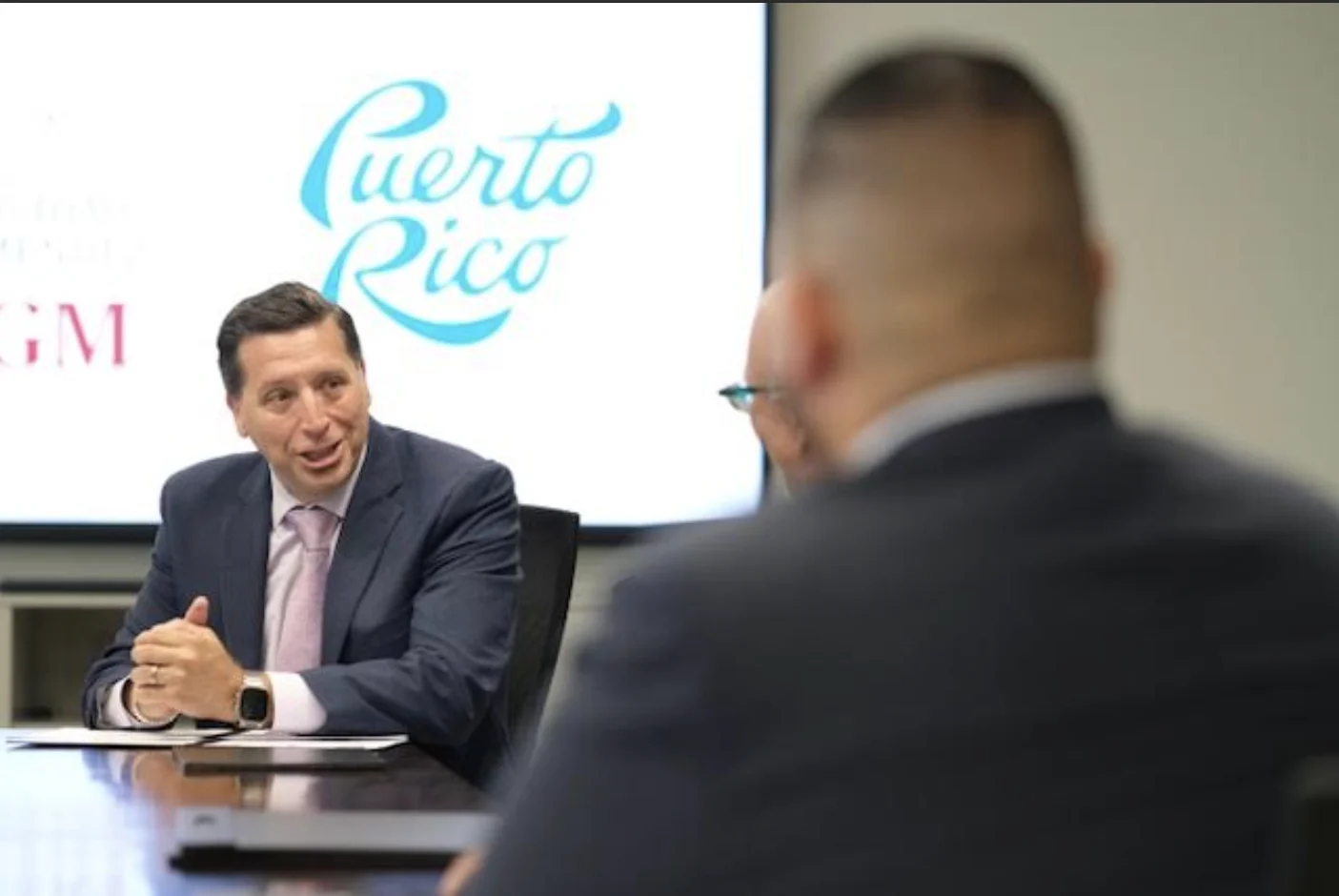 UAGM y Discover Puerto Rico firman alianza para fortalecer la educación y el turismo en la Isla