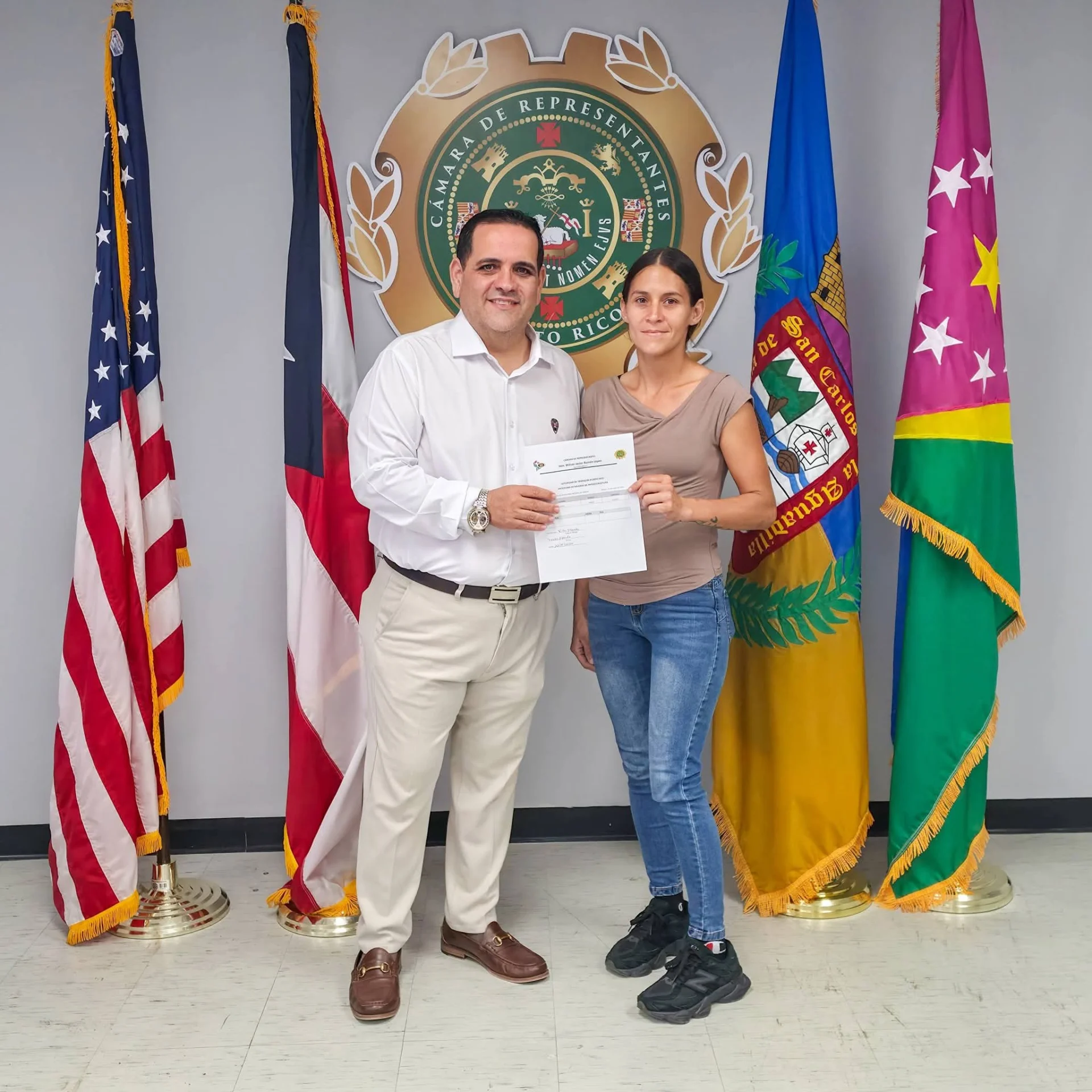 Wilson Román entrega más de 65 vales de materiales de construcción a familias de Aguadilla y Moca