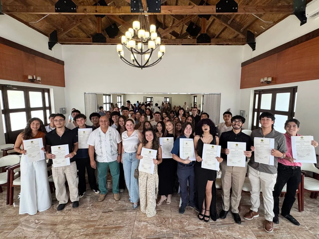 Cámara reconoce a estudiantes destacados del Distrito 18 por logros académicos, deportivos y en bellas artes