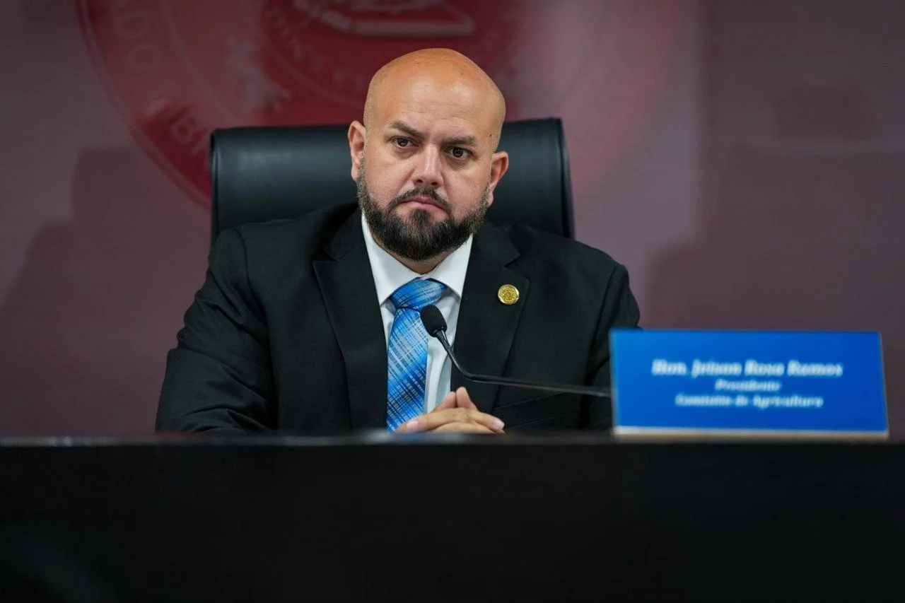 Senador Jeison Rosa Ramos exige acción inmediata ante crisis postal que afecta a residentes de Moca