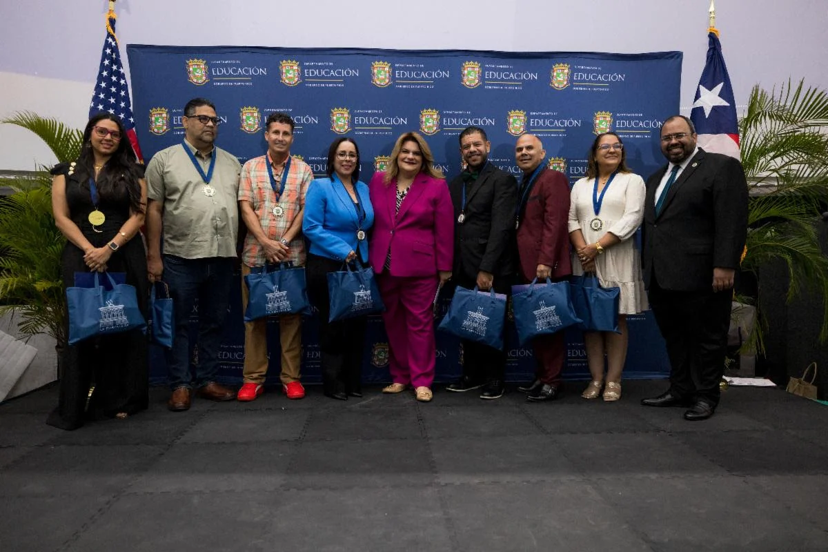 Educación reconoce al maestro y director distinguido 2026