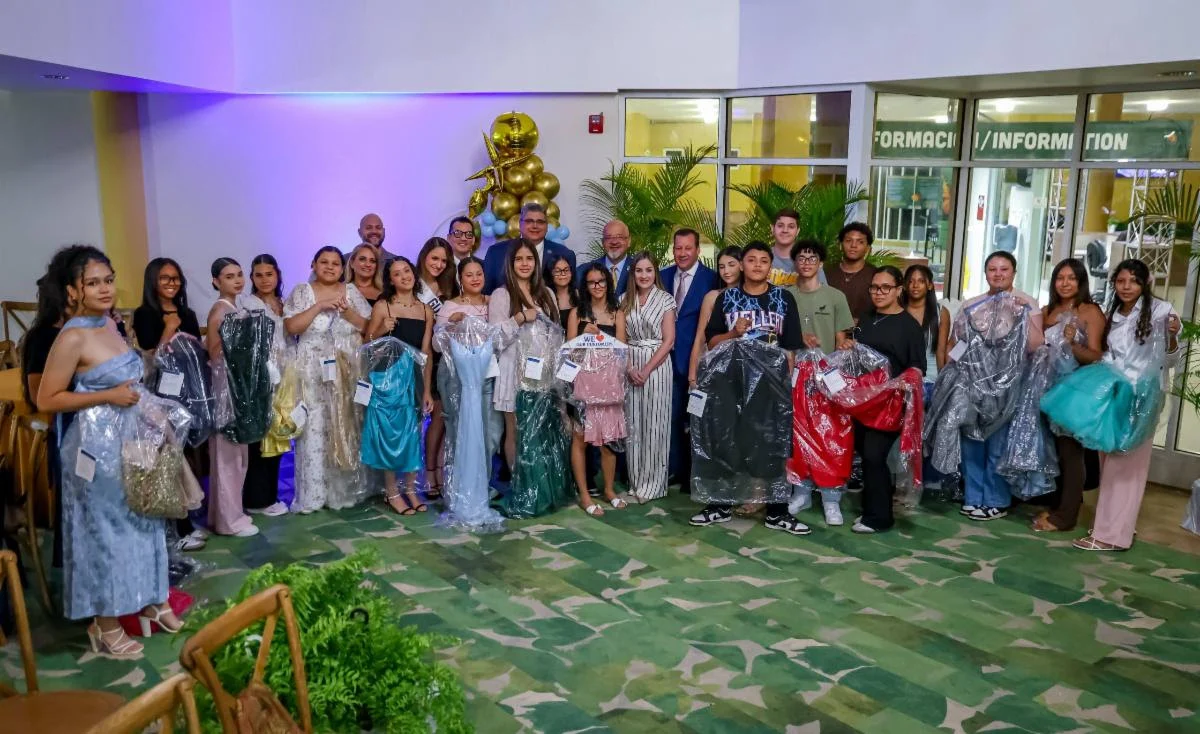 Guaynabo celebra “Regios Pa’ Tu Prom” e impacta a 42 jóvenes graduandos
