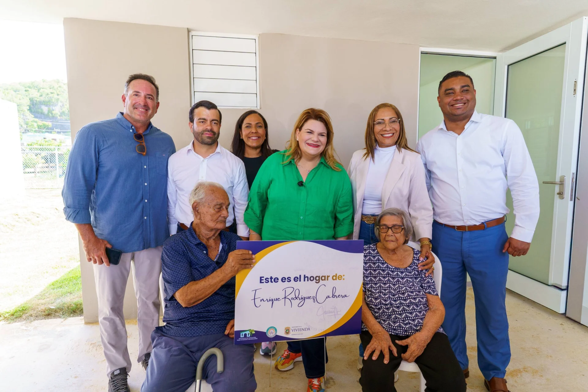 Gobernadora entrega primeras unidades del desarrollo Palmeras en Barceloneta