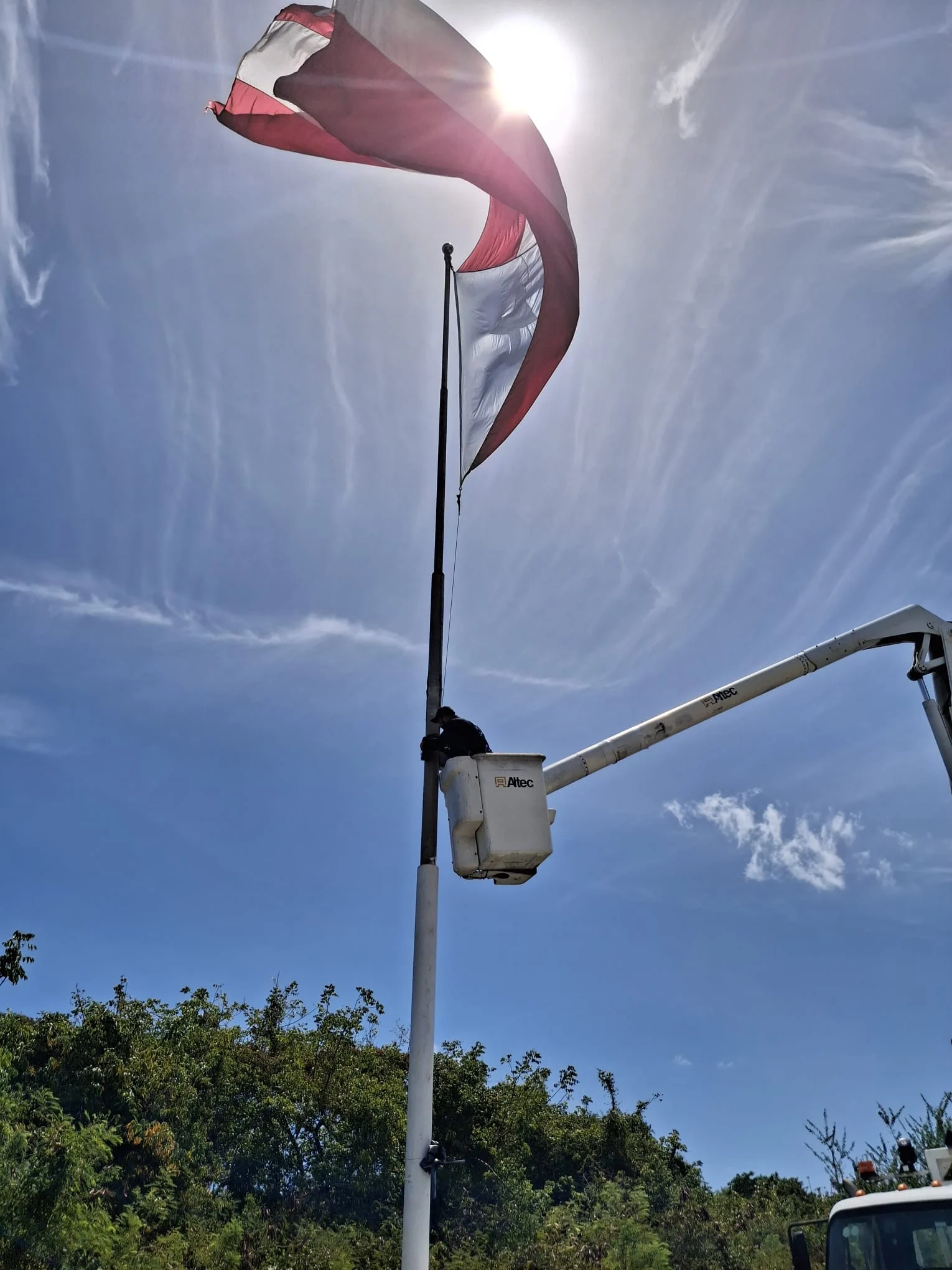 Izan nuevamente la bandera de Puerto Rico en el Mirador Guajataca de Quebradillas