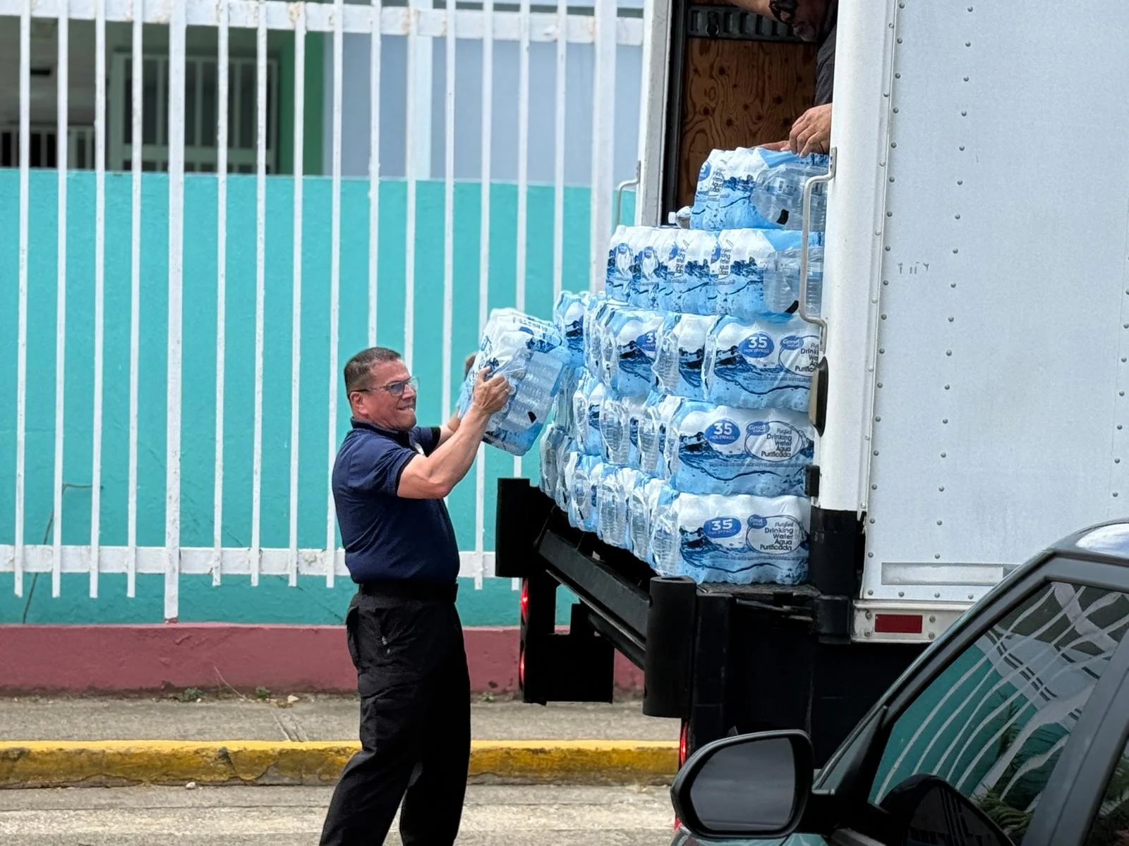 Gobierno moviliza decena de agencias para llevar agua a cientos de familias afectadas por avería de la AAA