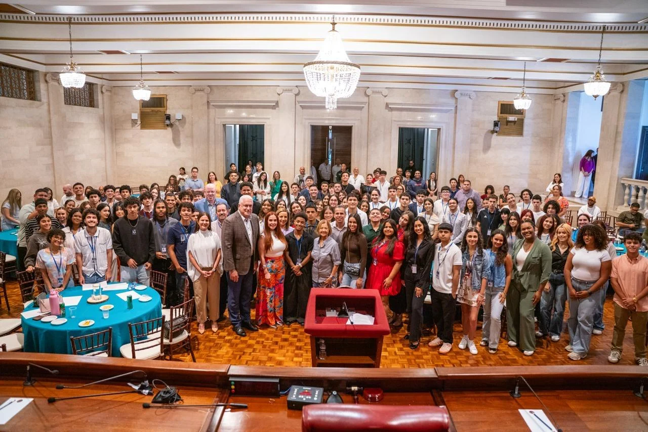 Presidente del Senado exhorta a jóvenes a continuar preparándose durante culminación del Programa de Empleo de Verano