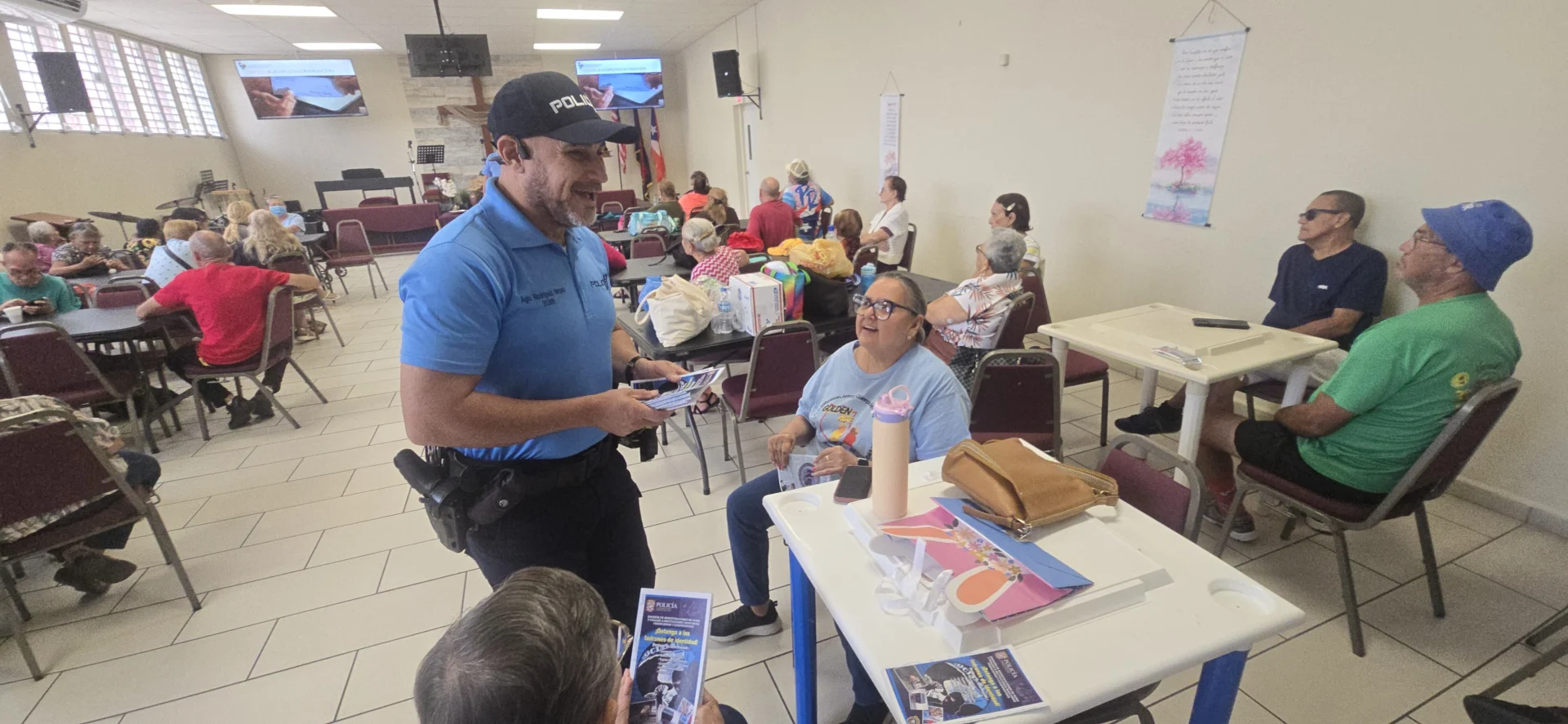 Orientan a adultos mayores en Mayagüez sobre explotación financiera y fraude