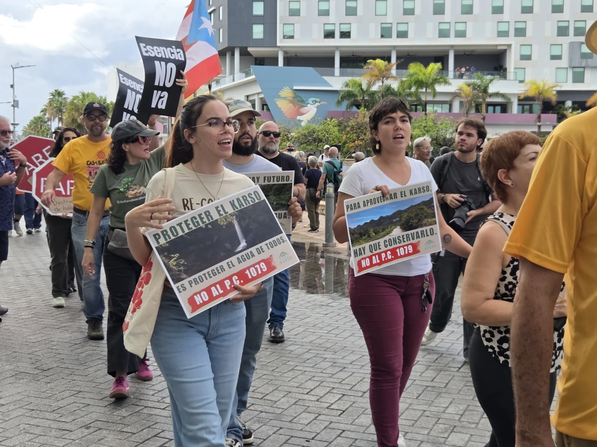 Llegan a foro de construcción para protestar contra la reforma de permisos