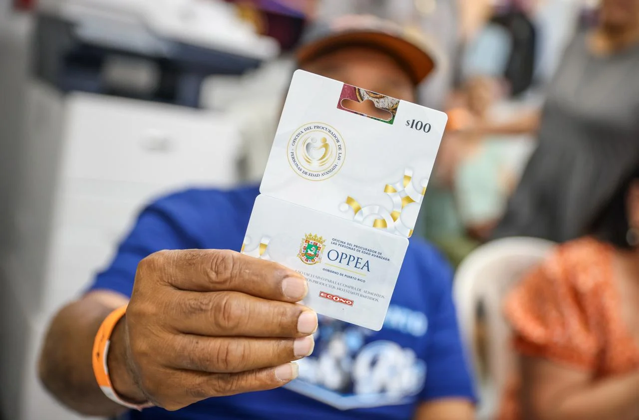 Vicepresidenta del Senado entrega 150 vales de alimentos a adultos mayores y abuelos cuidadores para aliviar carga económica