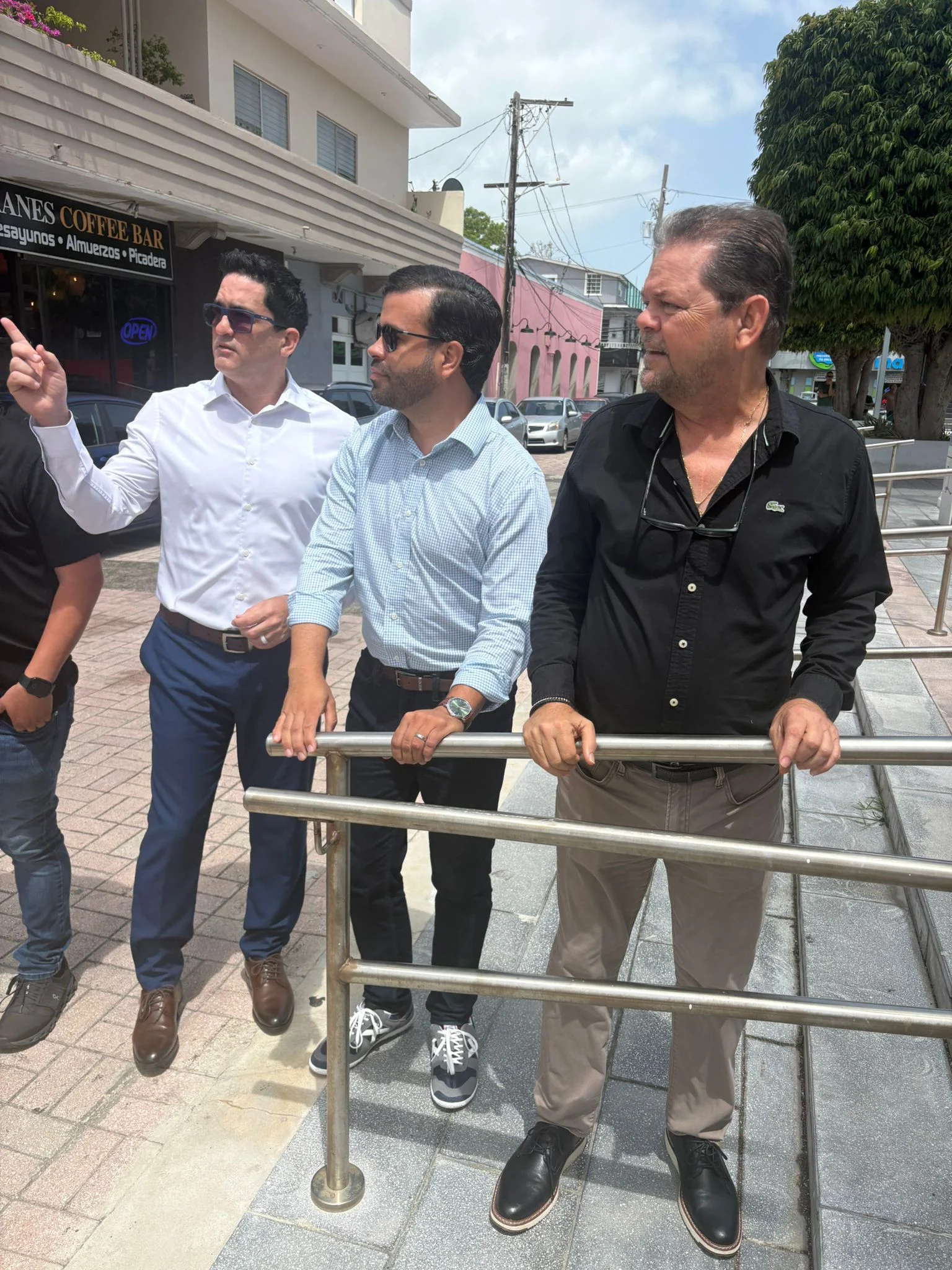 Alcalde de Quebradillas presenta al secretario de Vivienda las necesidades del pueblo