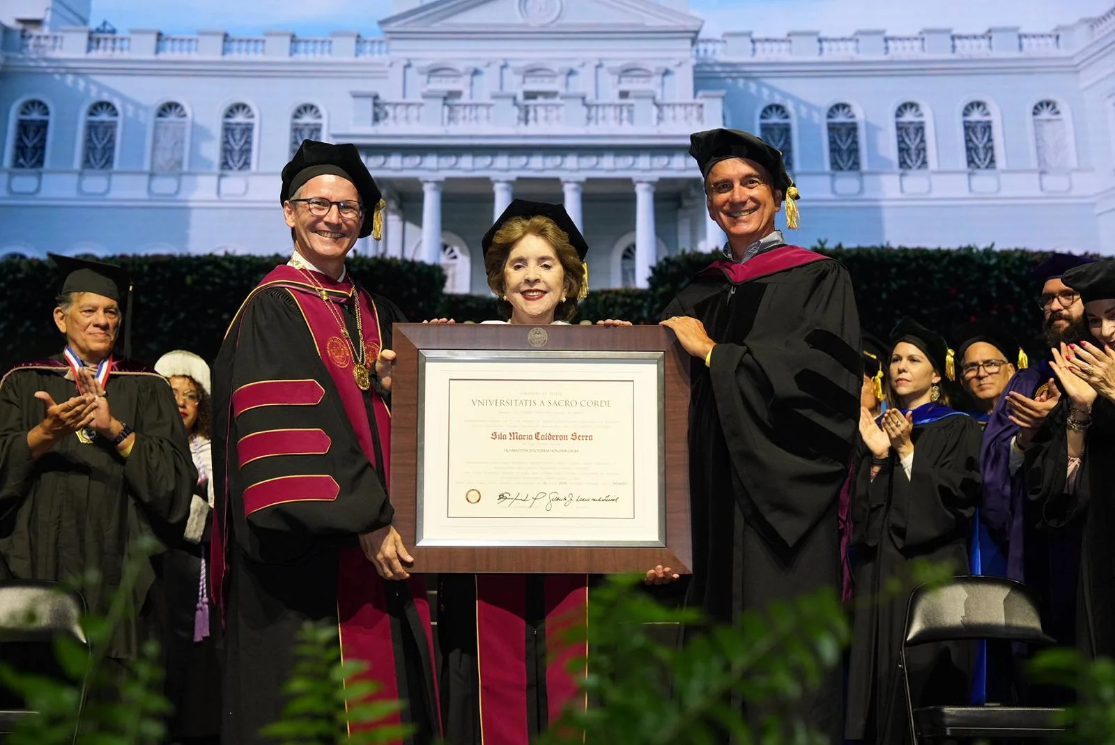 Sagrado celebra su colación 87 con 1,101 grados conferidos y doctorado honoris causa a Sila María Calderón