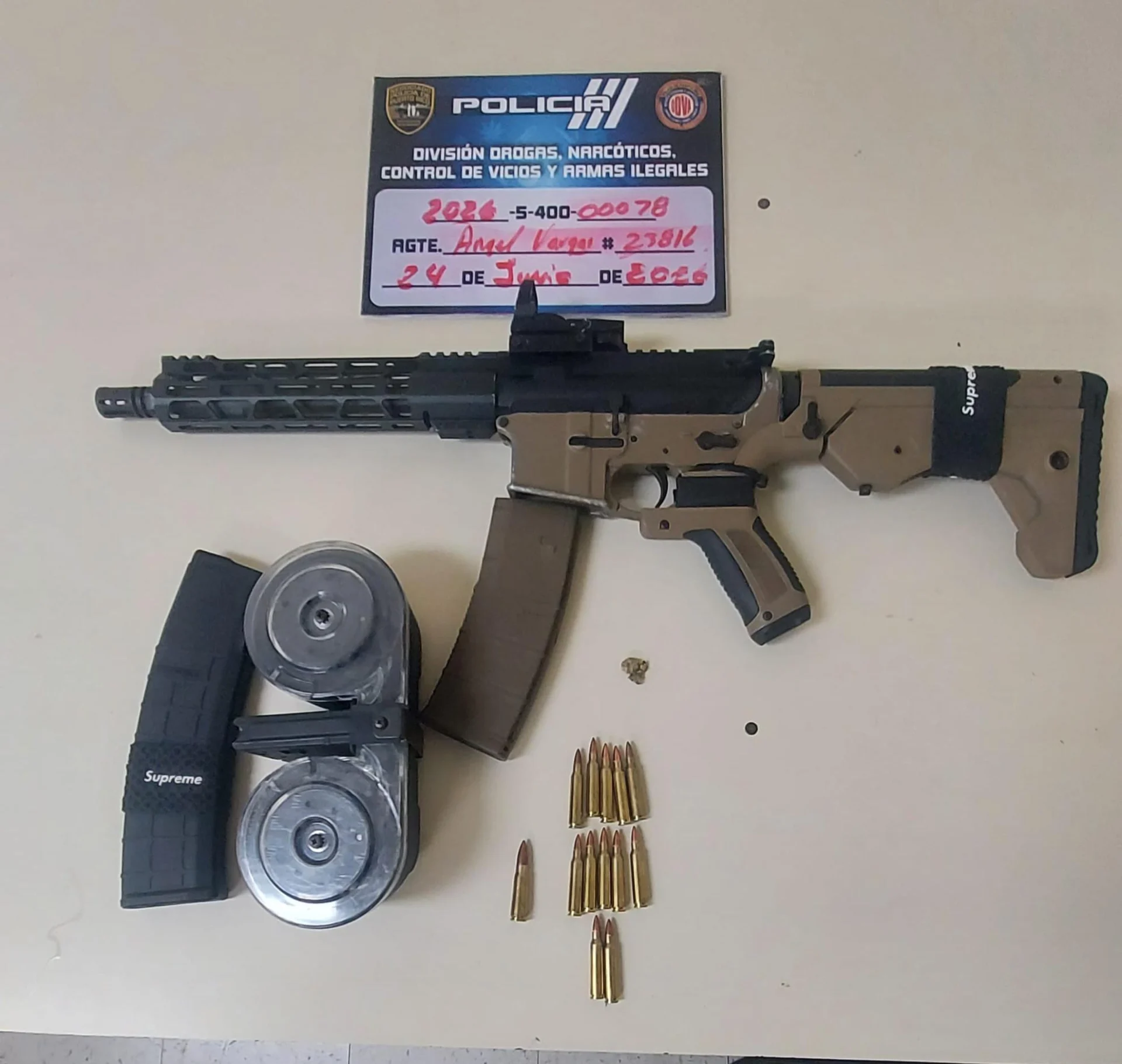 Ocupan rifle, municiones y marihuana durante allanamiento en residencial de Mayagüez