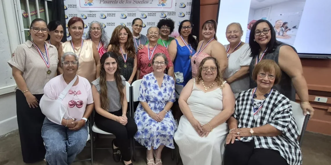 Doce adultos se gradúan del curso gratuito de costura de Acción Social en Caguas y presentan sus creaciones en pasarela