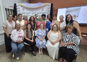 Doce adultos se gradúan del curso gratuito de costura de Acción Social en Caguas y presentan sus creaciones en pasarela