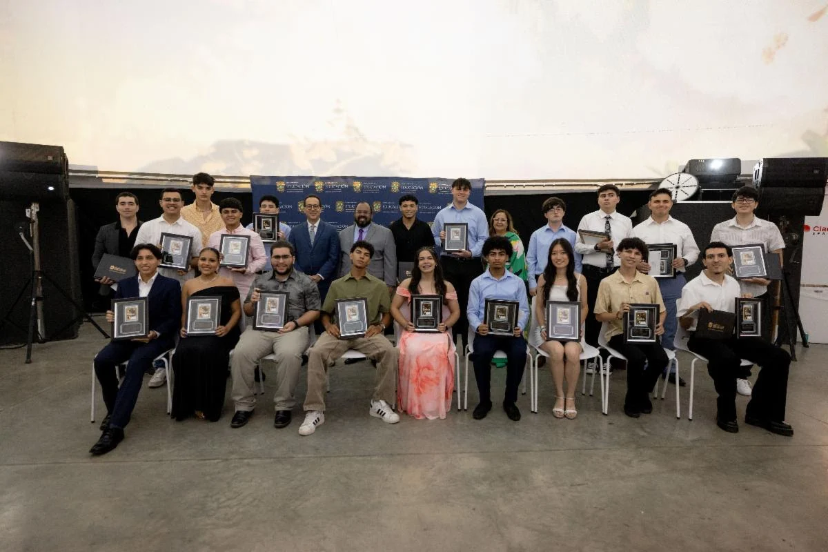 Educación reconoce a estudiantes de escuela pública con las puntuaciones más altas en el College Board