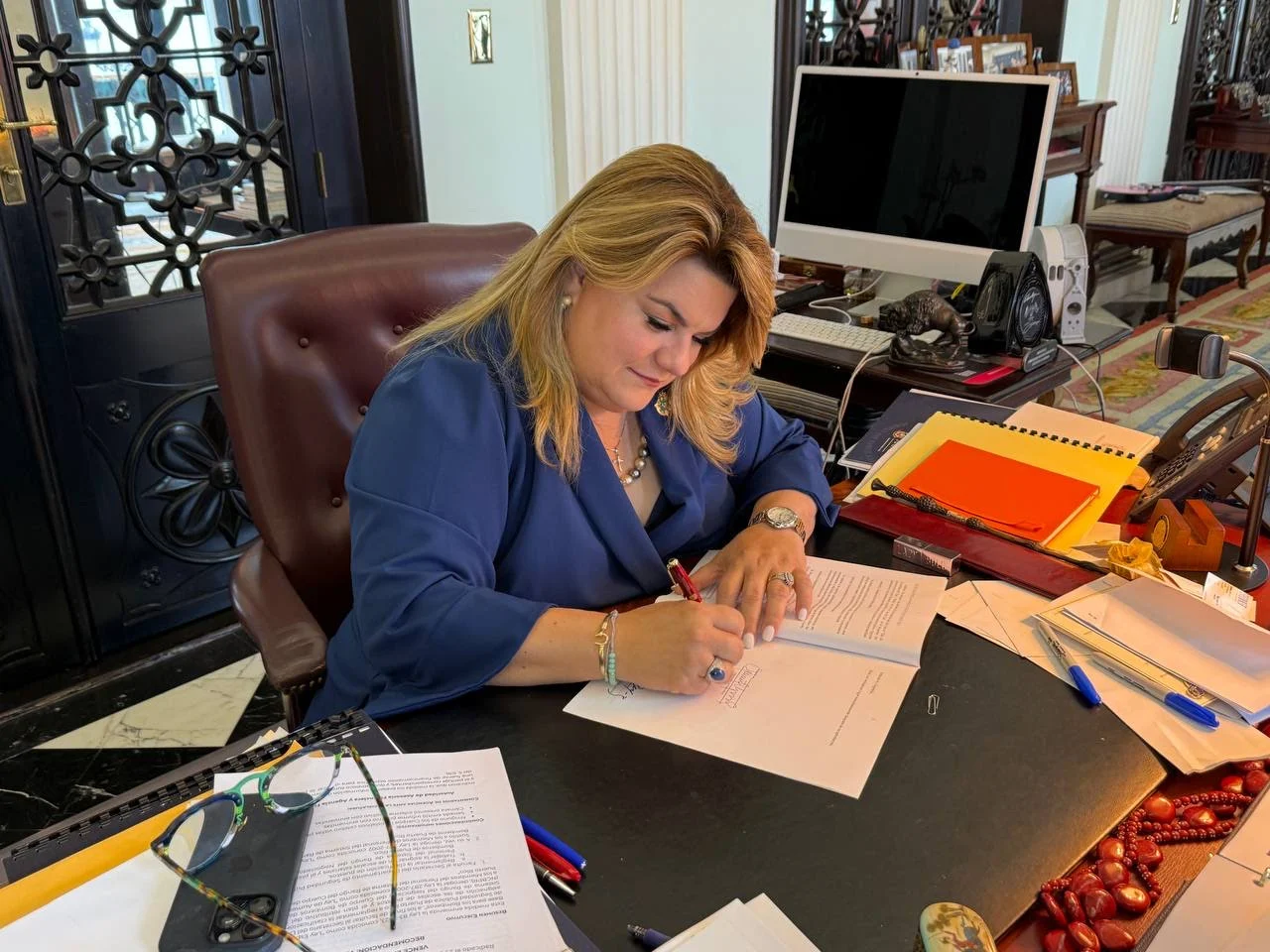 Gobernadora firma presupuesto con históricos aumentos para seguridad pública y ajustes fiscales