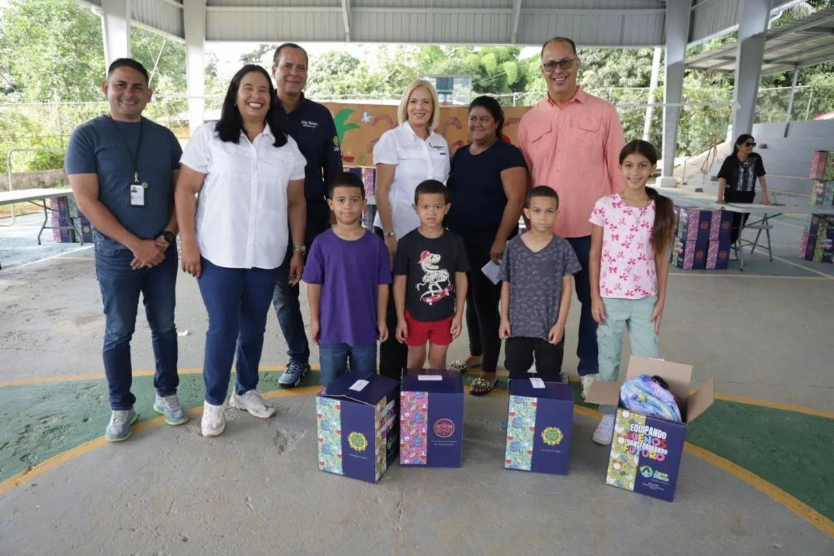 Alcaldesa de Aguas Buenas entrega bultos y efectos escolares a 300 estudiantes del sistema público