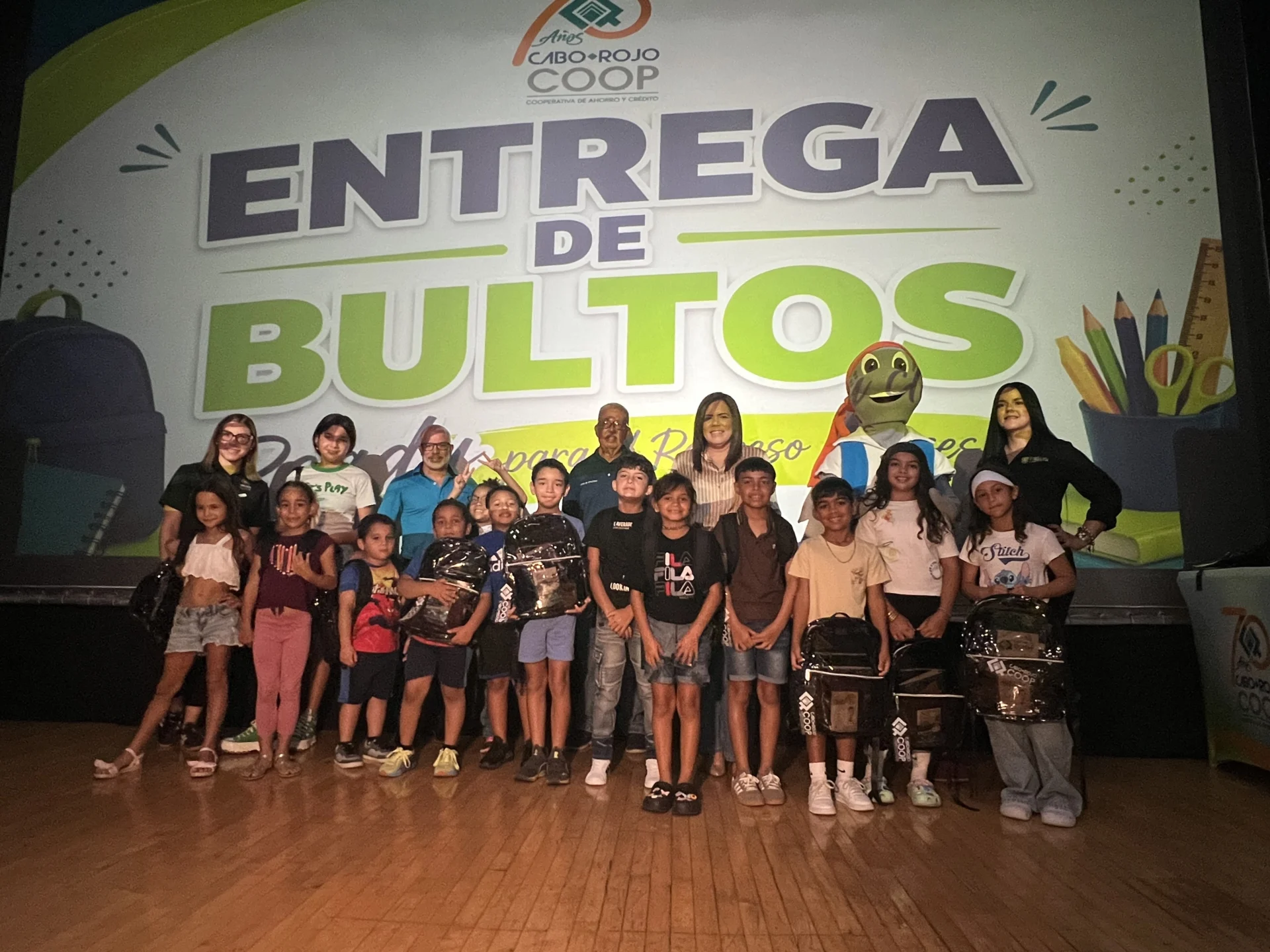 Listos para el regreso a clases: alianza cooperativista beneficia a estudiantes de Cabo Rojo