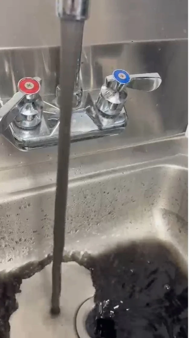 Salen aguas negras de las tuberías del Hospital Pavía de Hato Rey