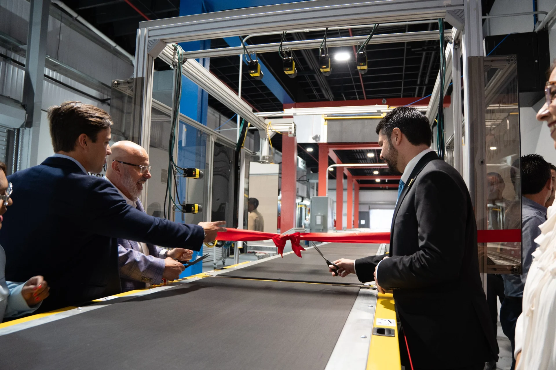 Desarrollo Económico e Islandwide inauguran innovador sistema de empaque que agilizará y aumentará el manejo de carga en Puerto Rico