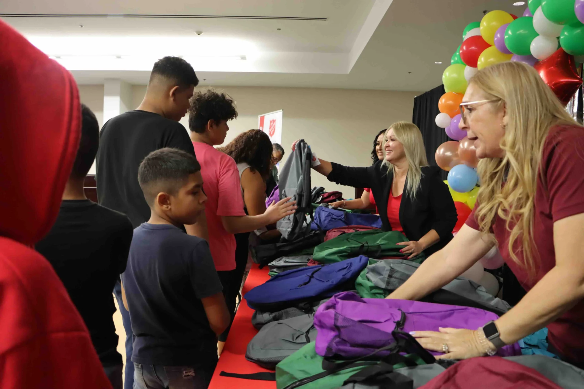 The Salvation Army entrega 1,800 mochilas escolares a estudiantes de Puerto Rico