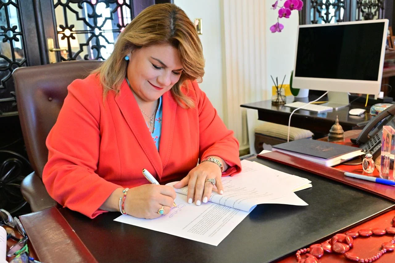 Gobernadora convierte en ley medidas sobre inteligencia artificial, educación agrícola y beneficios para familias de policías fallecidos