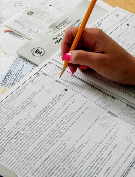 Adultos mayores reciben asistencia gratuita en Guayama para completar su planilla Senior