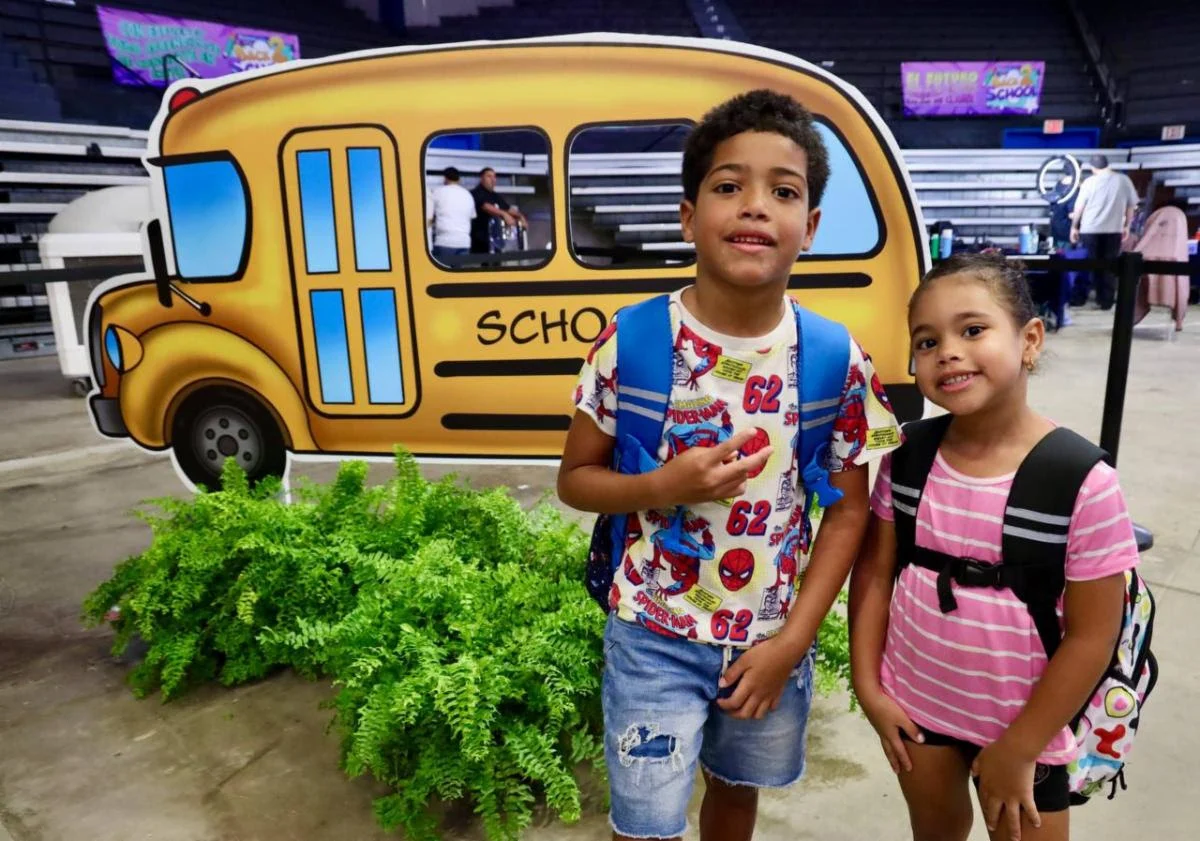 Guaynabo apoya a cientos de estudiantes en su regreso a clases con mochilas, recortes y un día de diversión familiar