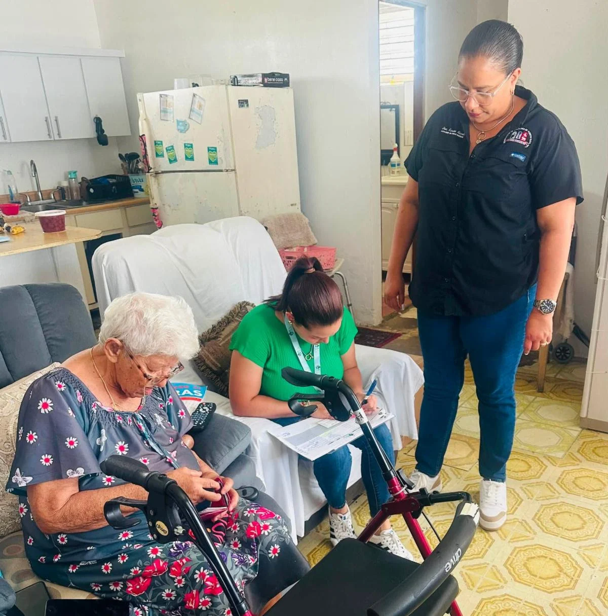Alcaldesa de Aguas Buenas entrega más de 60 baterías solares a residentes con necesidades apremiantes