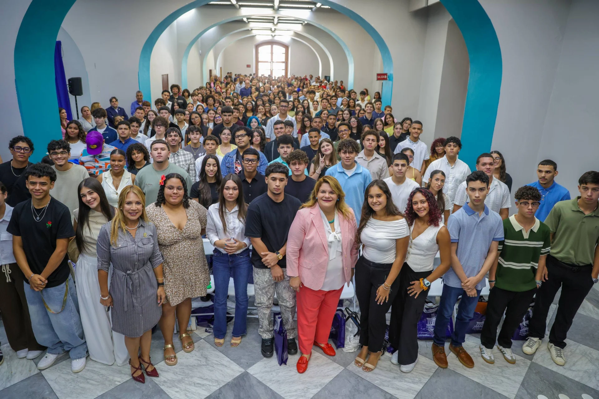 Gobernadora recibe en Fortaleza a cientos de estudiantes participantes del Programa Ejecutivo de Empleo de Verano 2026