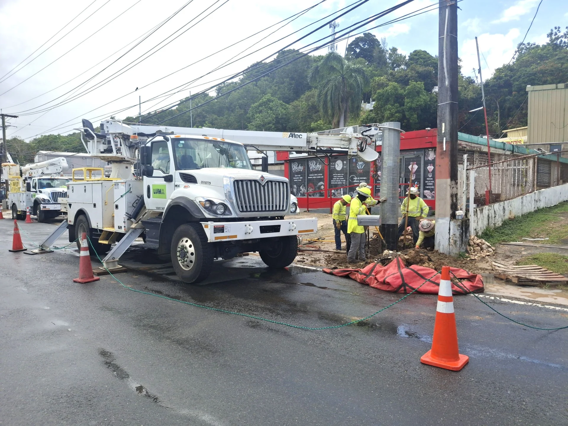 Brigadas reparan líneas de fibra óptica dañadas durante trabajos de LUMA en Saint Just, Trujillo Alto