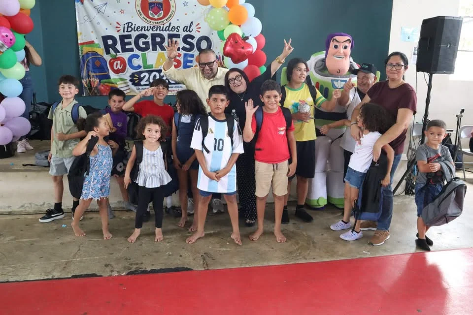 Sobre 500 estudiantes de Moca regresan listos al inicio escolar 2026-2027