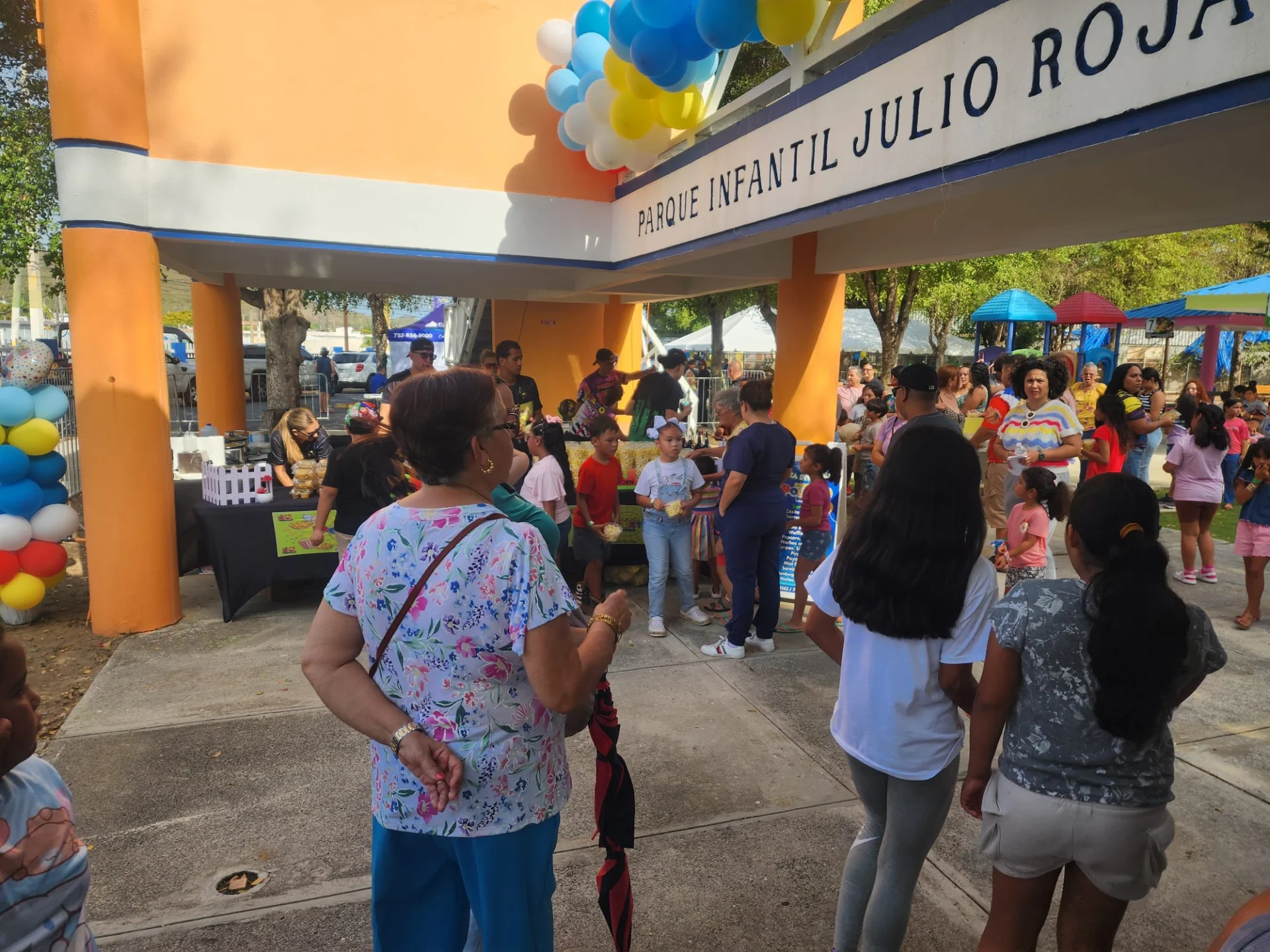 Guayanilla equipa a cientos de estudiantes para el regreso a clases