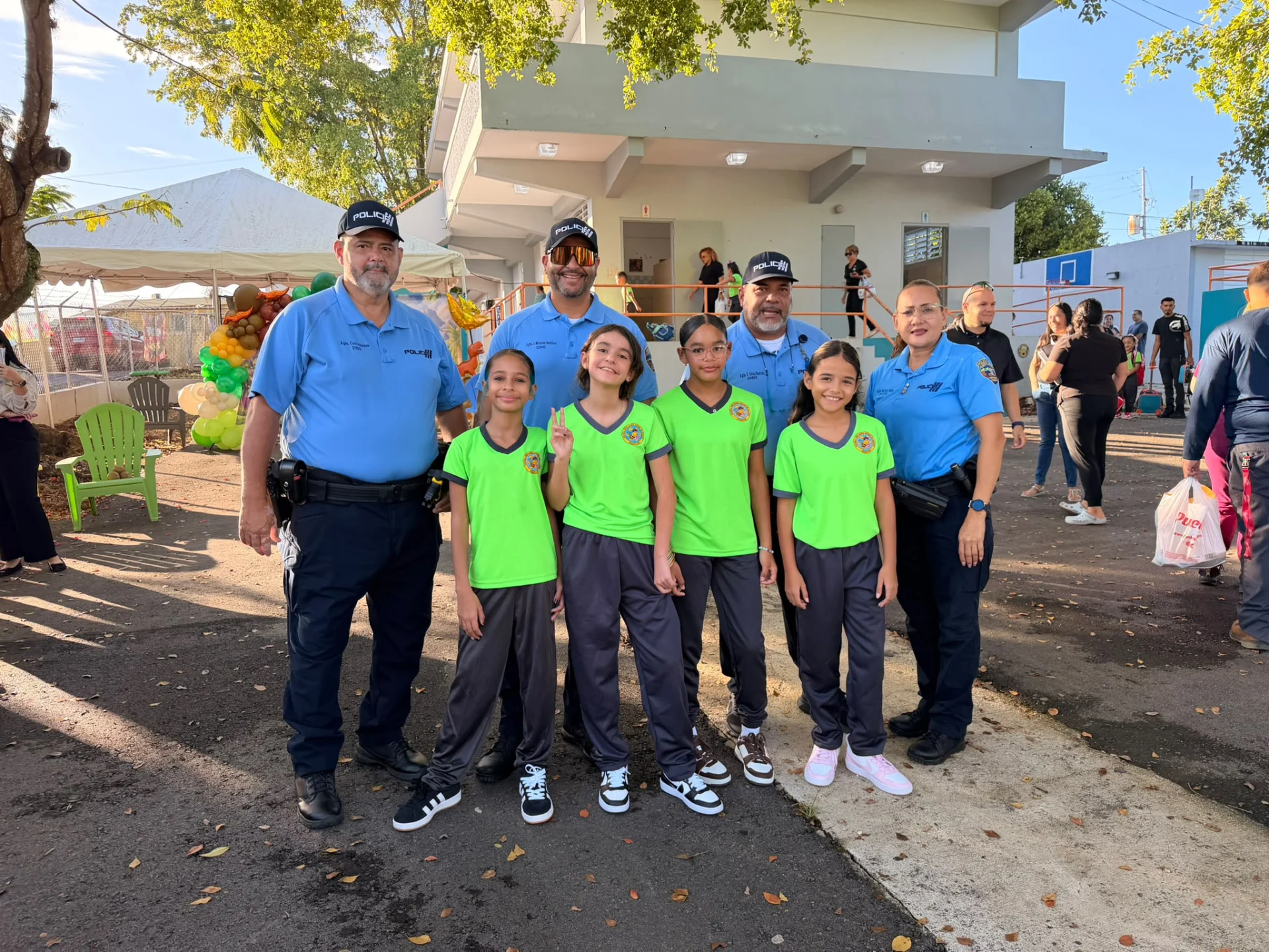 Liga Atlética Policiaca de Mayagüez recibe a estudiantes en escuela de Añasco