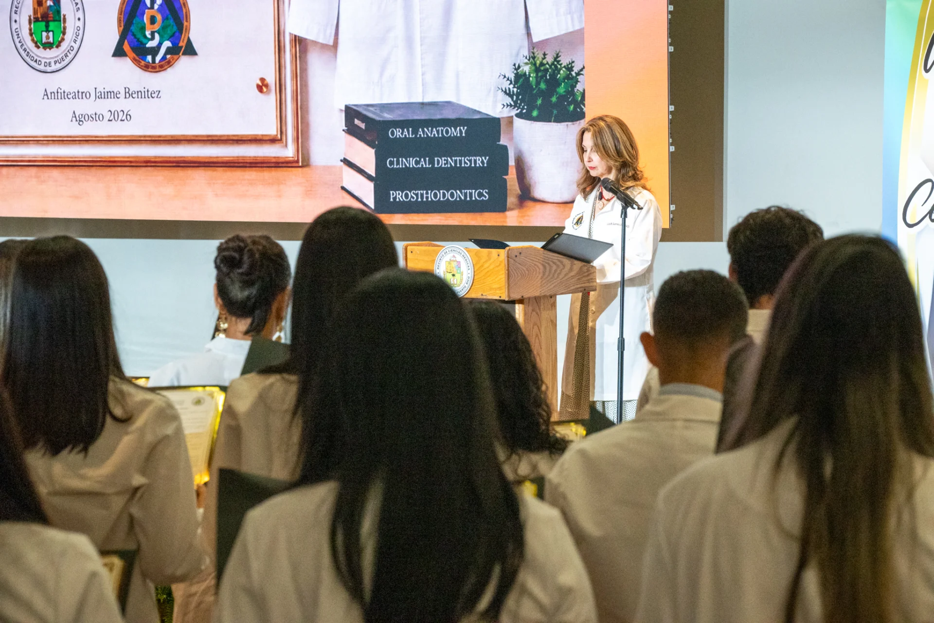 Sesenta estudiantes de la Escuela de Medicina Dental del Recinto de Ciencias Médicas reciben sus batas blancas