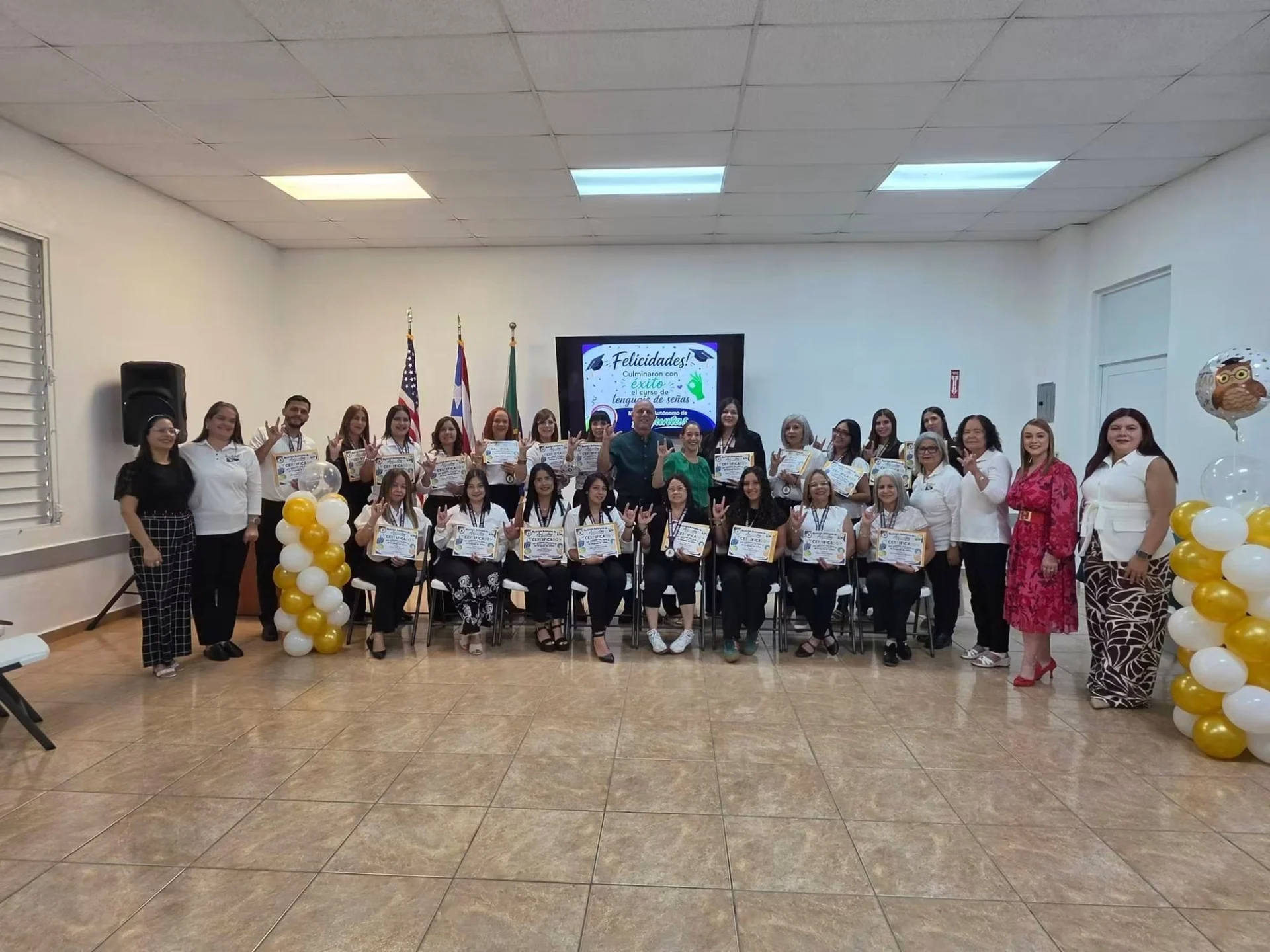Alcalde de Adjuntas anuncia que primer grupo de empleados municipales culmina nivel básico de Lenguaje de Señas