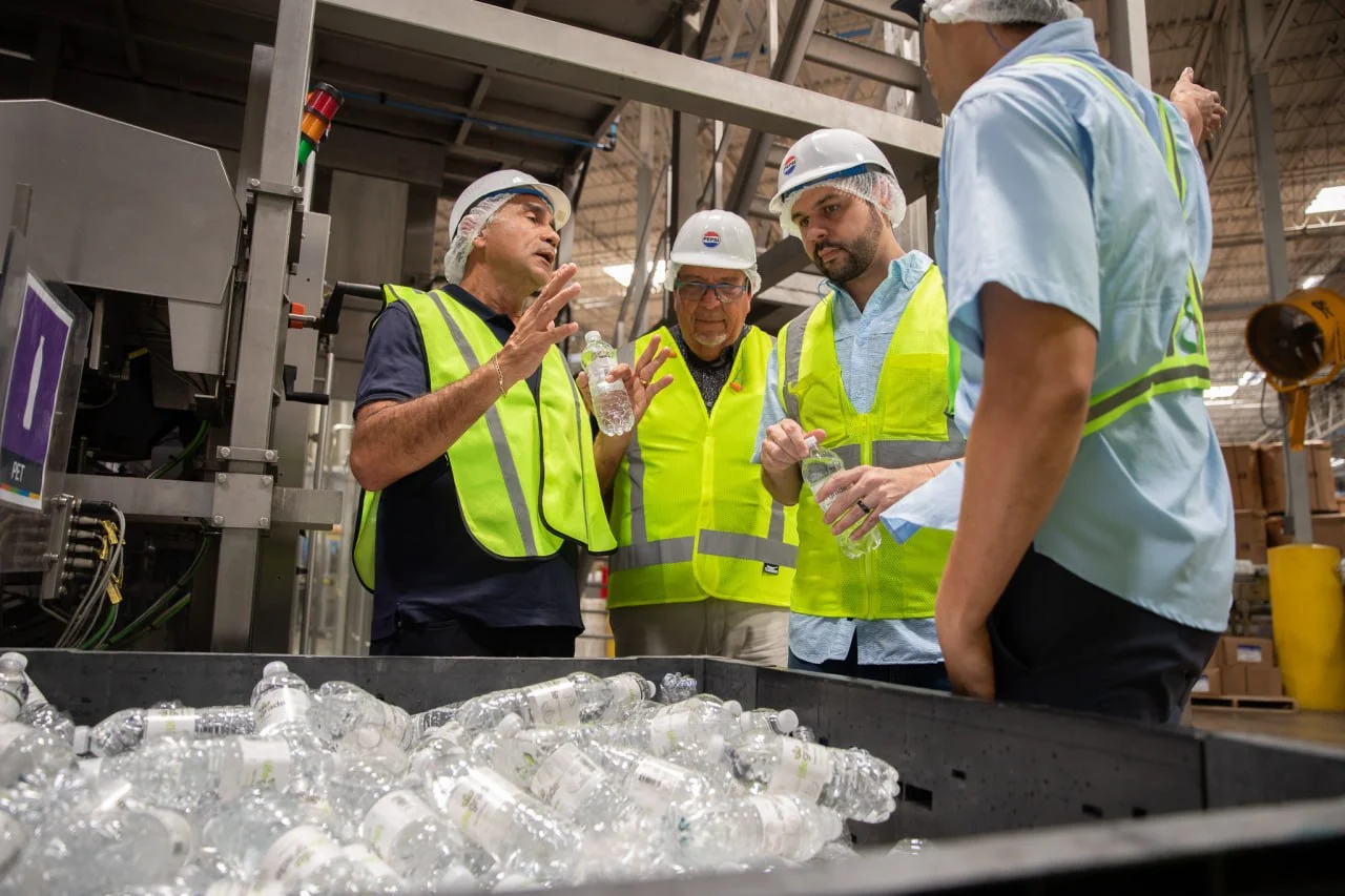 Departamento de Desarrollo Económico visita embotelladora local para garantizar el suministro de agua ante la emergencia por sequía