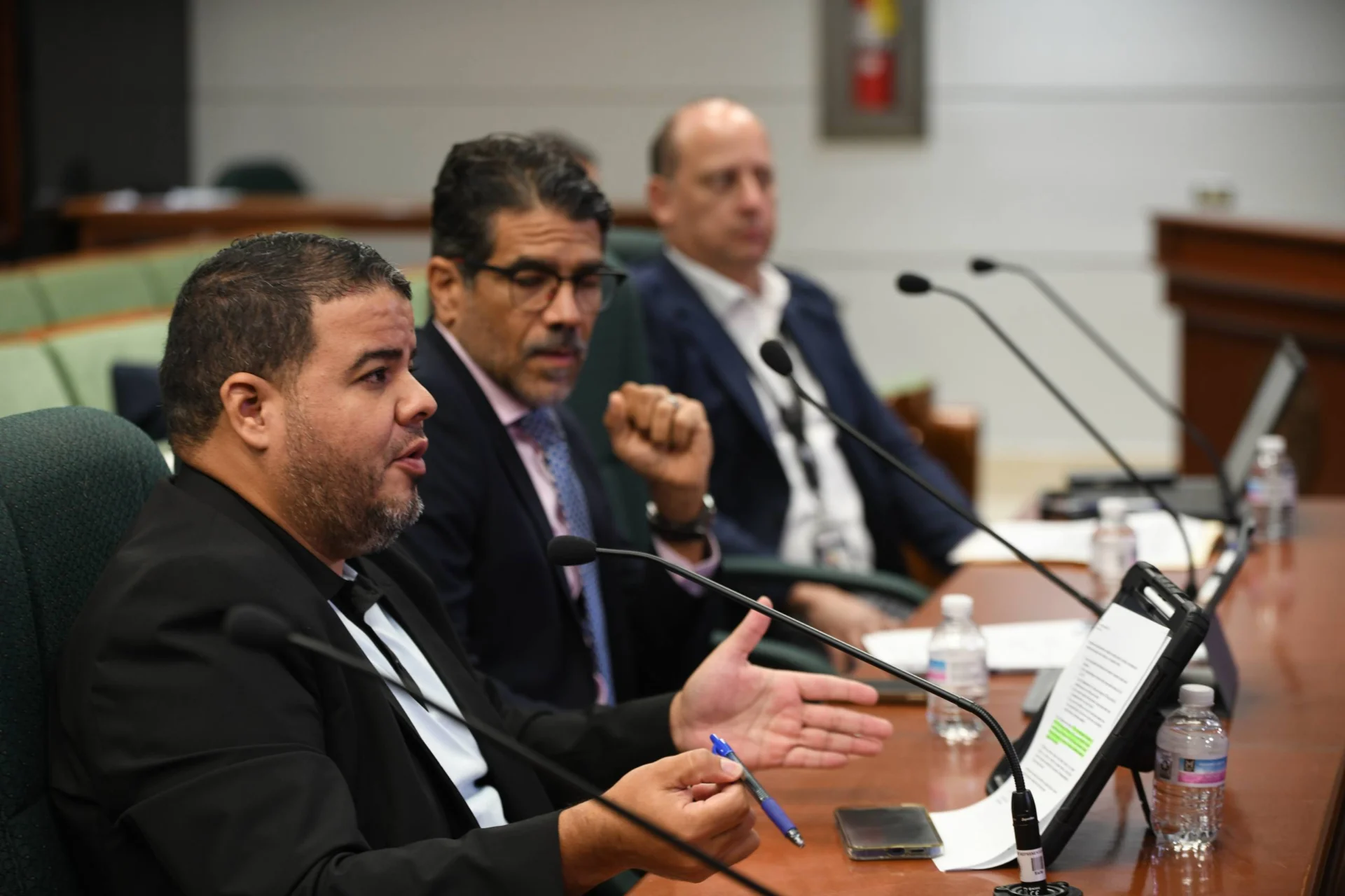 Proponen exención contributiva para equipos de energía, pero municipios alertan sobre impacto millonario