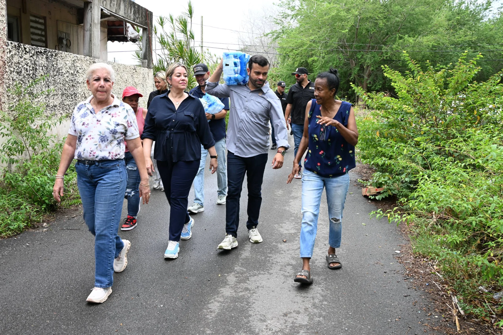 Vivienda y ODSEC llevan agua potable y cisternas a comunidades de Loíza